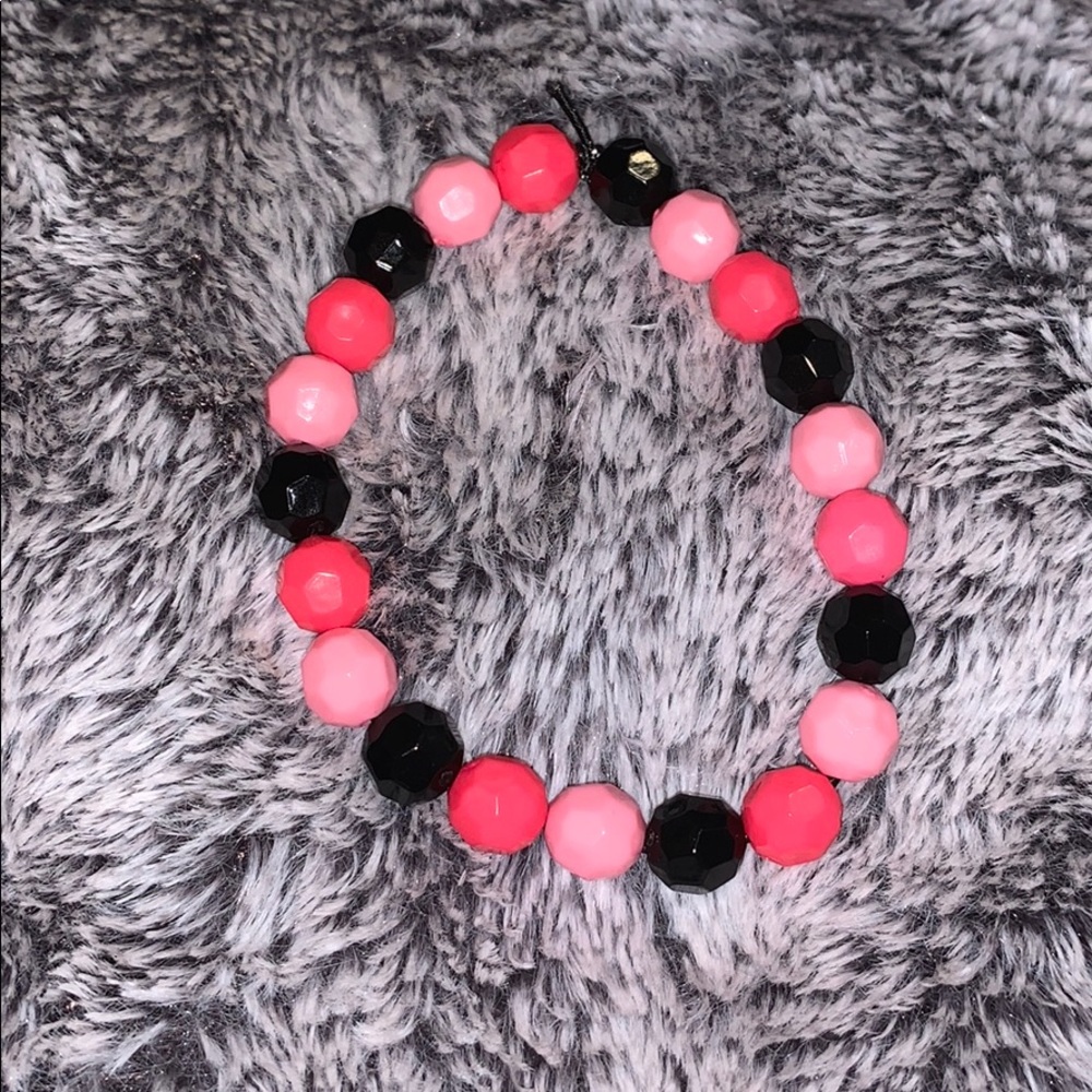 black, light pink, and dark pink beaded bracelet!